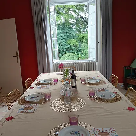 La Maison Basque * 洛特河河畔圣利夫拉德